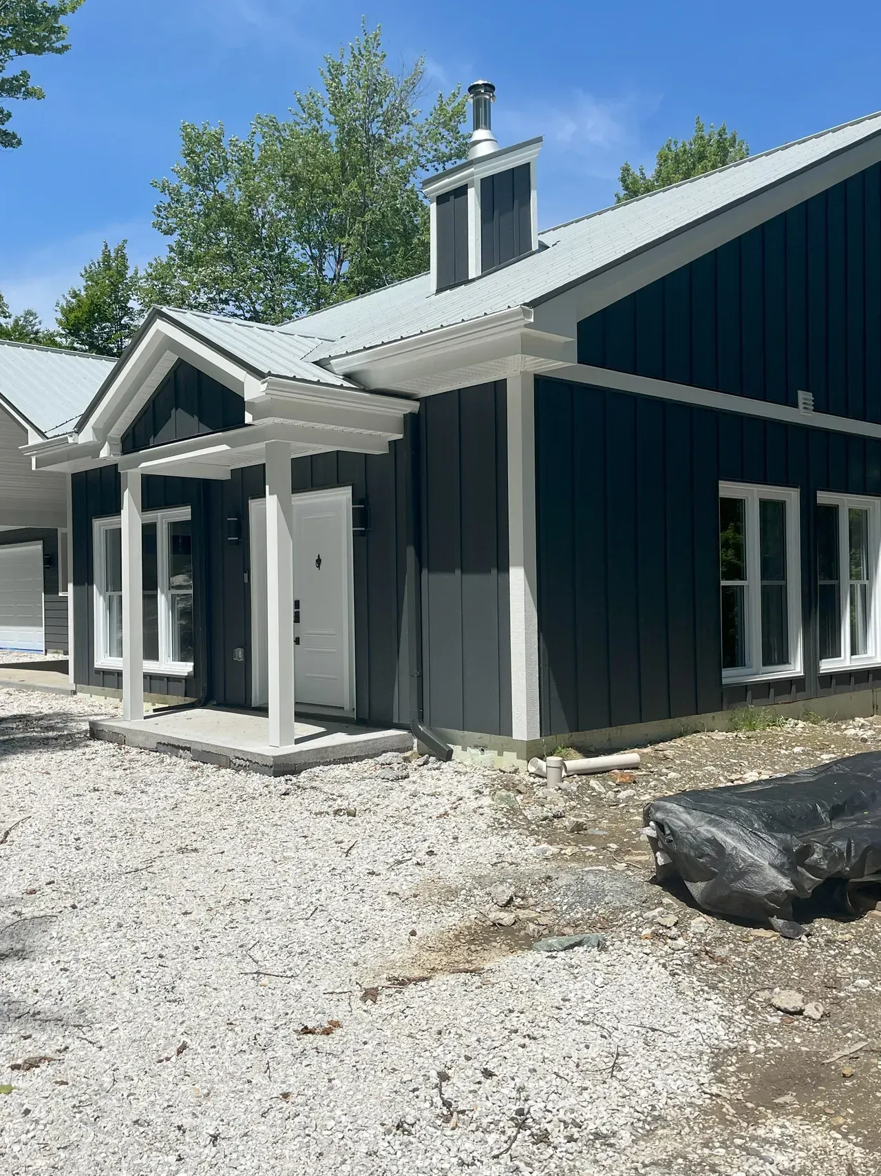 Une maison en noir et blanc avec beaucoup de fenêtres