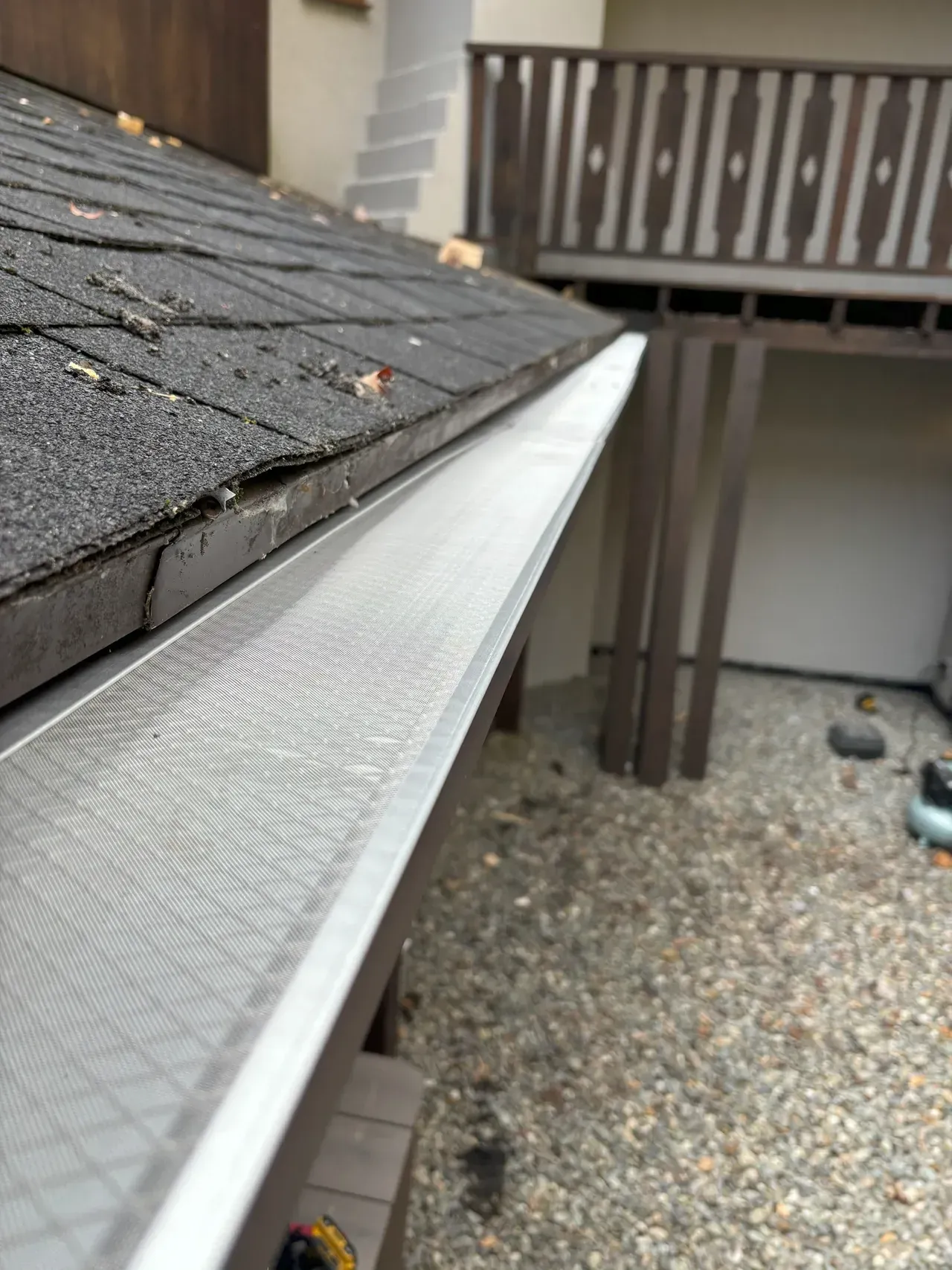 Un gros plan d'une gouttière sur le côté d'une maison.