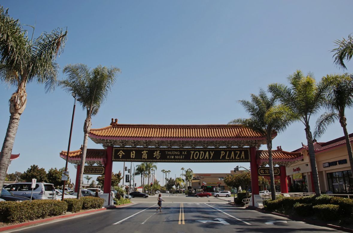 Chinese-style archway with red roof and text reading 
