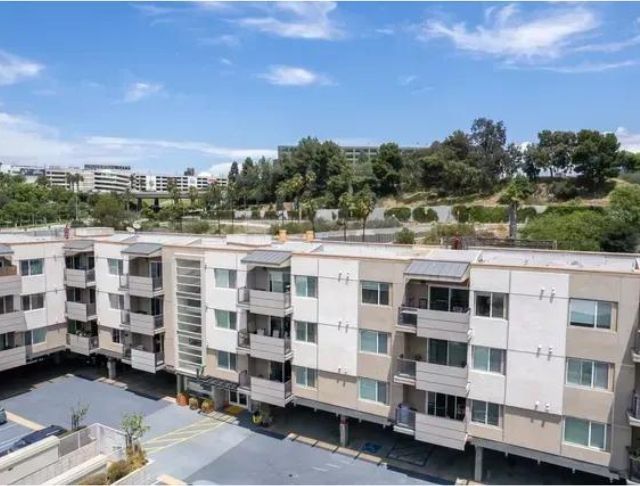 Living in 3400 Cahuenga puts you right next door to great shopping, fine dining, and entertainment