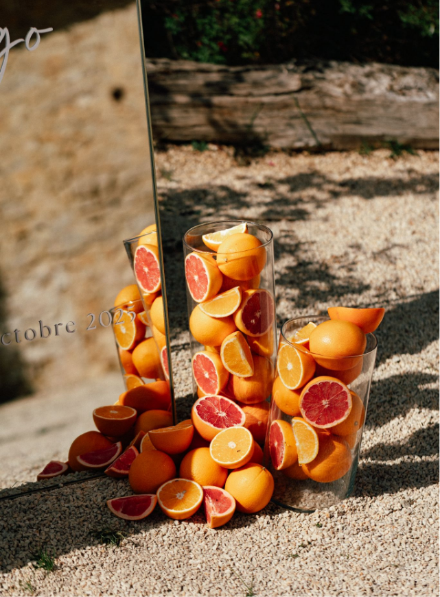 Deux vases remplis de fleurs séchées sont posés sur une table.