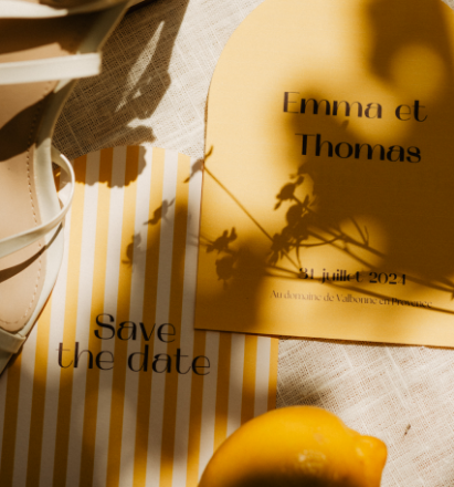 Un numéro de table dans un cadre doré sur une table