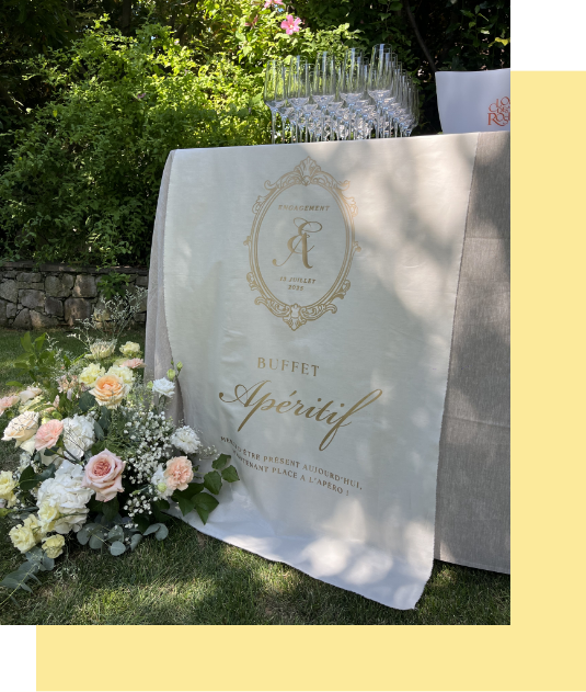 Une rangée de verres à vin est alignée sur des étagères en bois sur un mur.