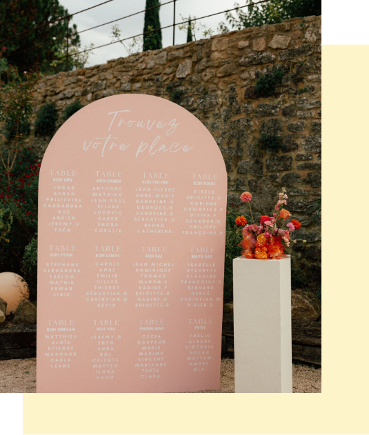 Un grand miroir avec des fleurs devant