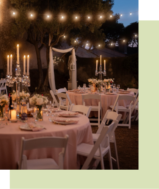 Une table avec des assiettes, des ustensiles et des fleurs dessus.