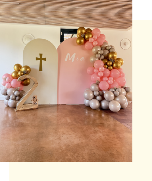 Une terrasse en bois avec un canapé et une table fabriqués à partir de palettes en bois.