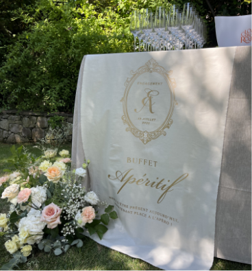 Une assiette blanche avec une serviette verte et un menu dessus