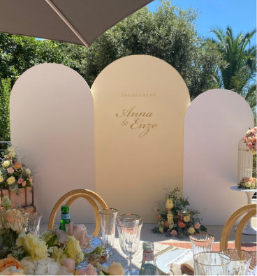 Un numéro de table en acrylique transparent avec le mot table dessus