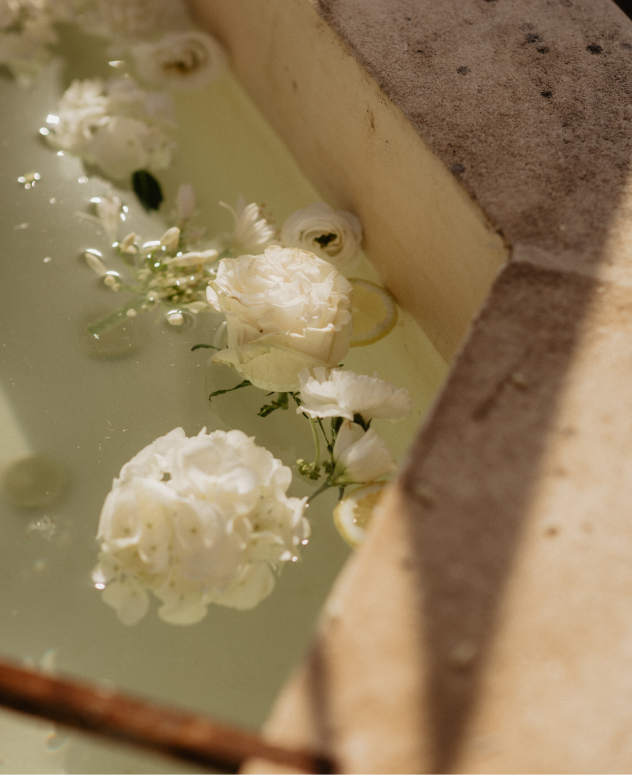 Deux vases remplis de fleurs séchées sont posés sur une table.