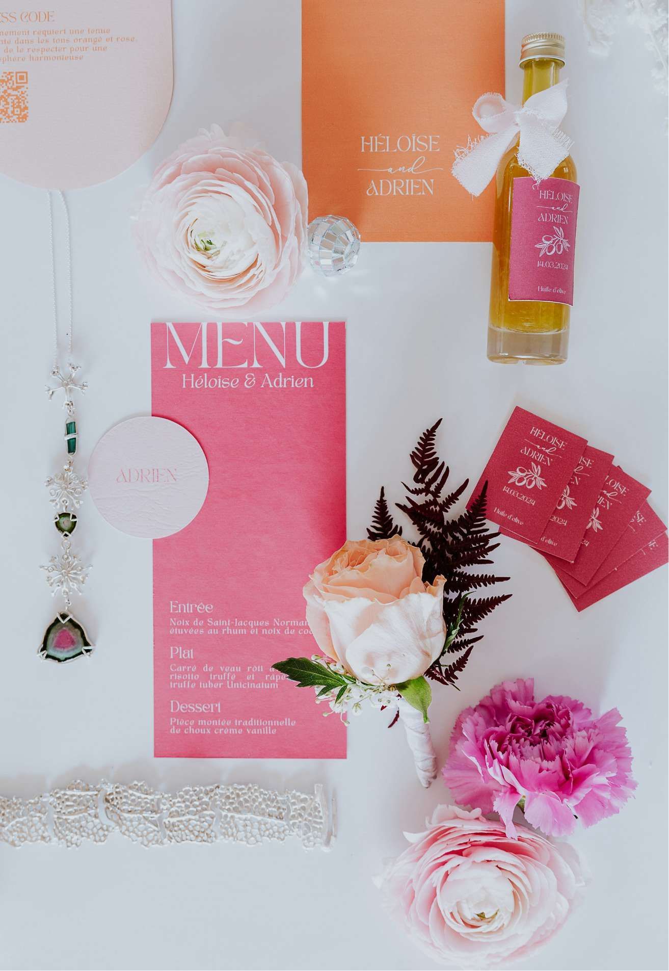 Une table sur laquelle se trouvaient un menu, des fleurs et une bouteille d'huile d'olive.