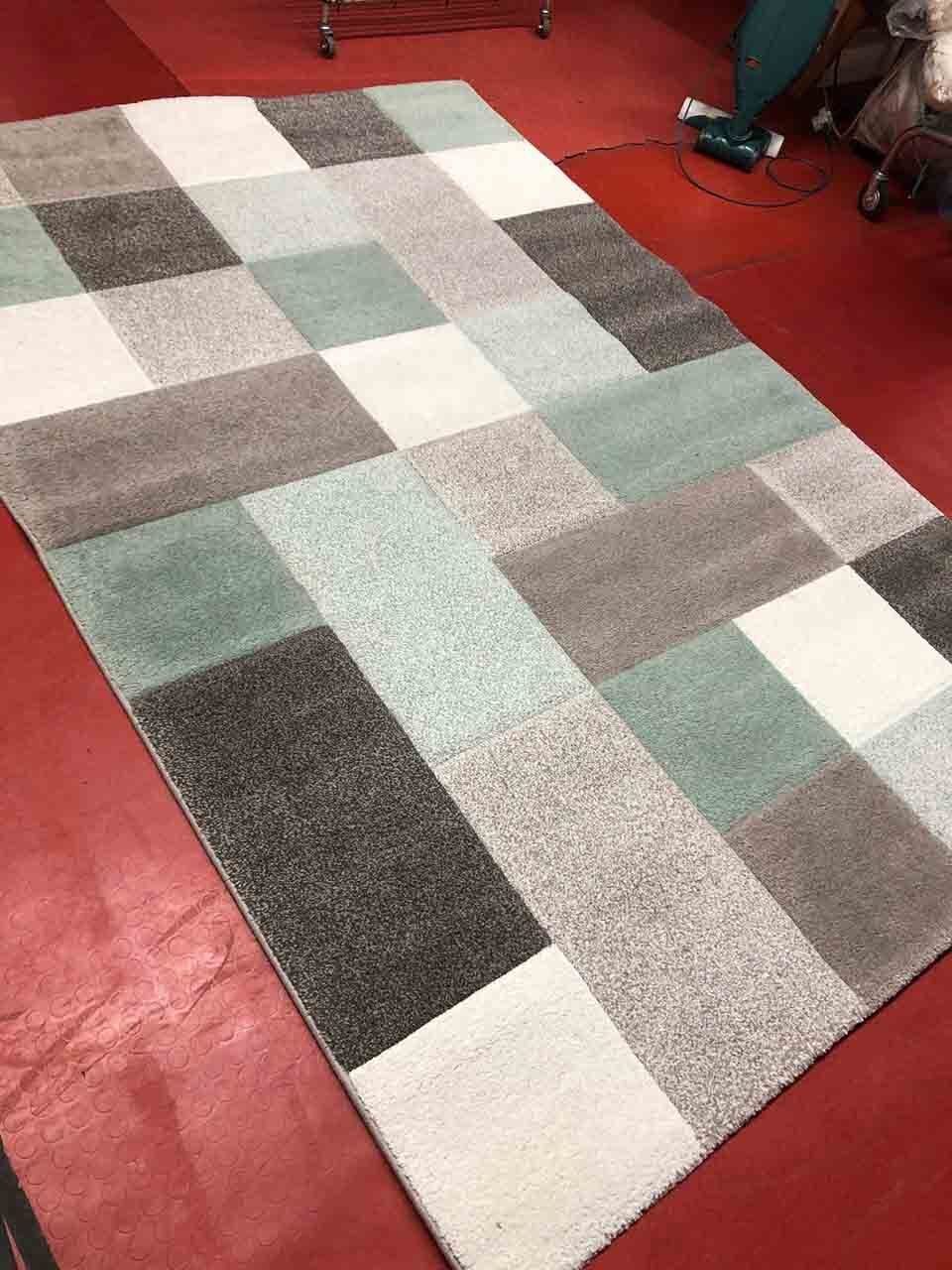 Lavaggio tappeto grigio dopo
