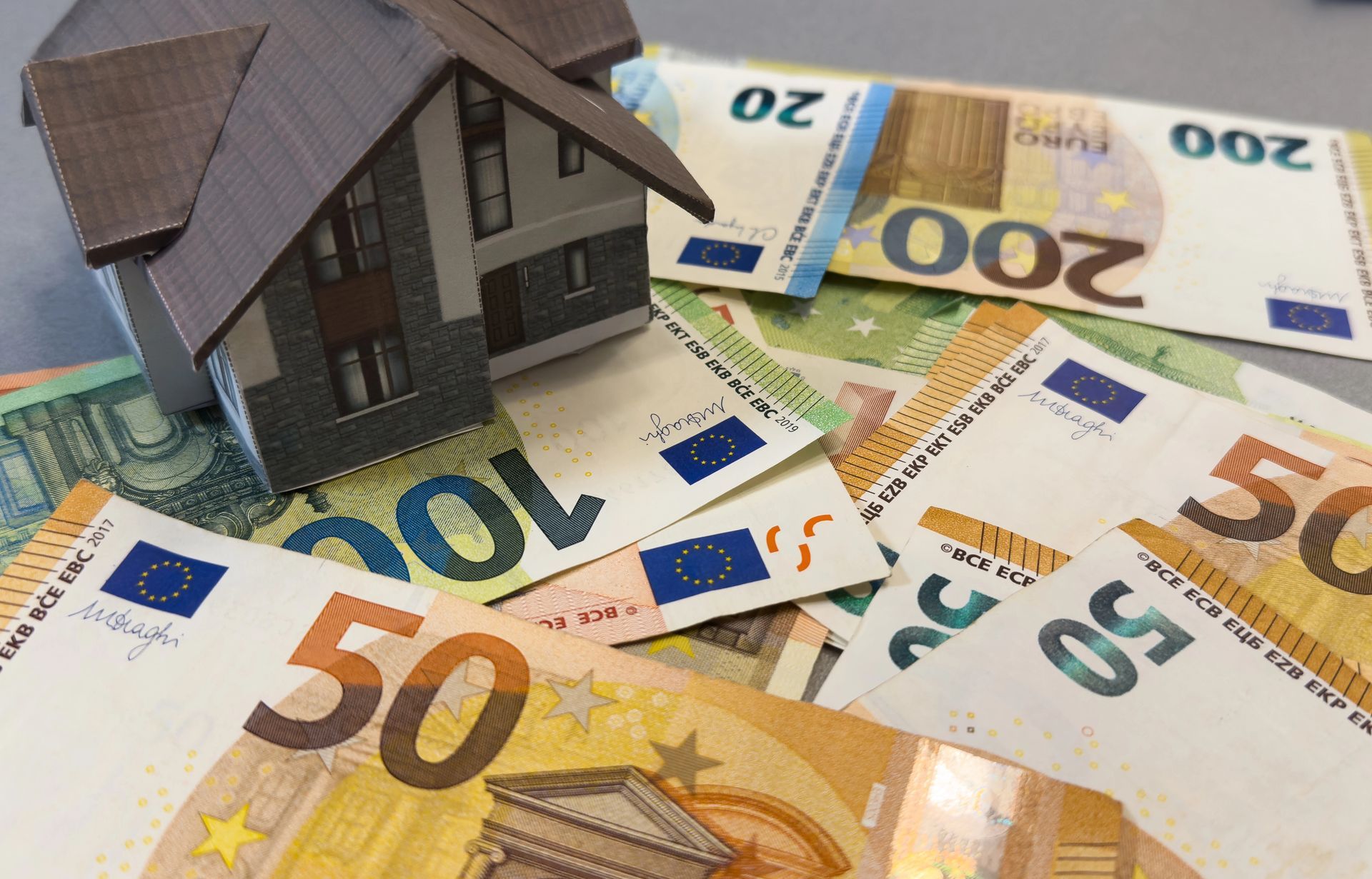 Modelhuis op eurobankbiljetten, inclusief biljetten van 50, 100 en 200 euro.