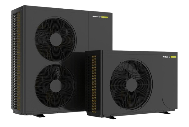 Twee grijze warmtepompunits met zwarte ventilatoren. Eén grote en één kleine, naast elkaar, buitenopstelling.