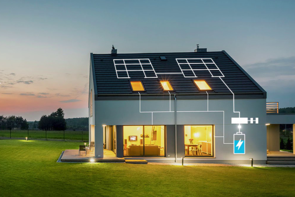 Huis met zonnepanelen op het dak, verlicht bij schemering, met elektriciteitsleidingen naar de accu.