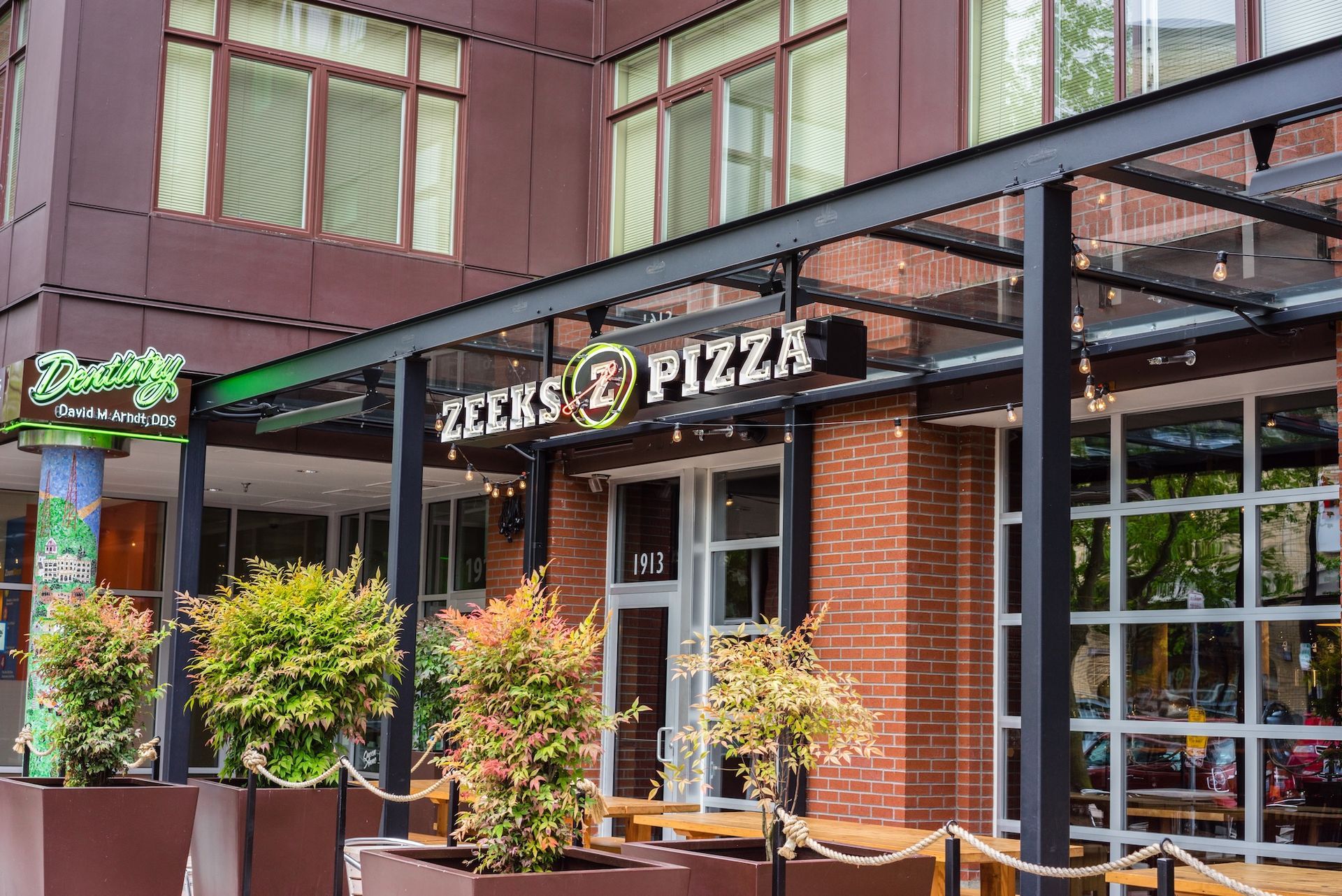 zeeks pizza exterior