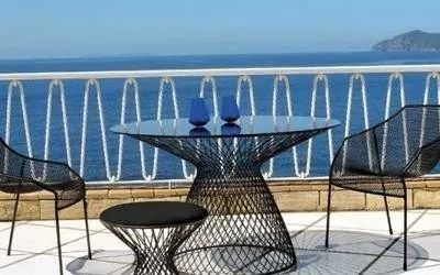 tavolo, sgabello e sedie da esterno neri