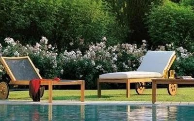 sdraio a bordo piscina