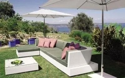 divano angolare da esterno e ombrelloni