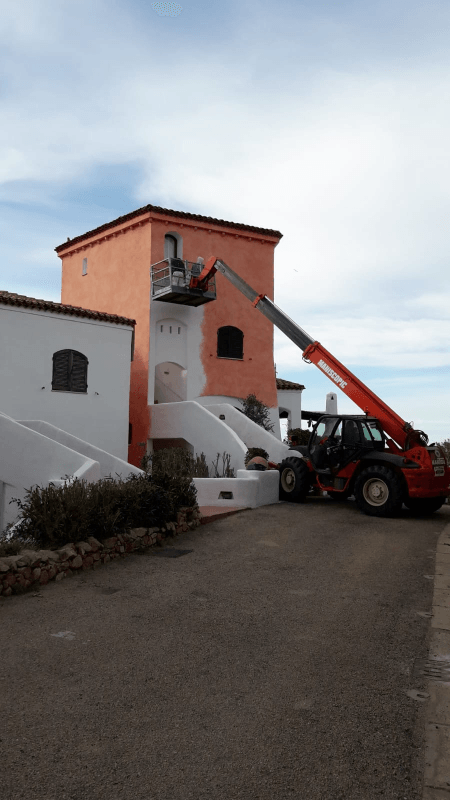 Un uomo solleva un operaio su una piattaforma aerea