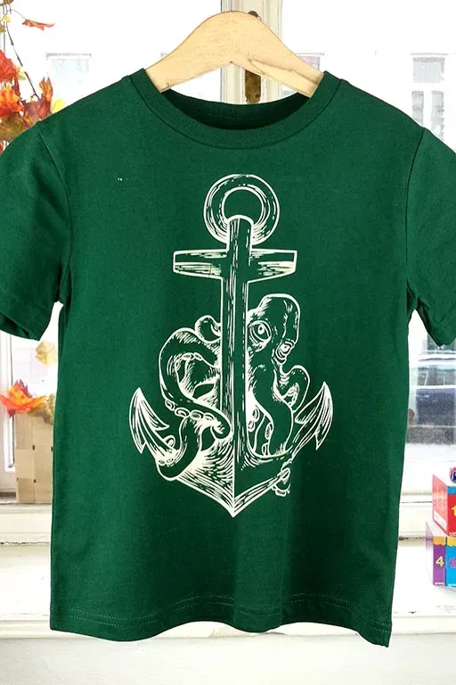 Ein grünes T-Shirt mit einem Anker und einem Oktopus darauf