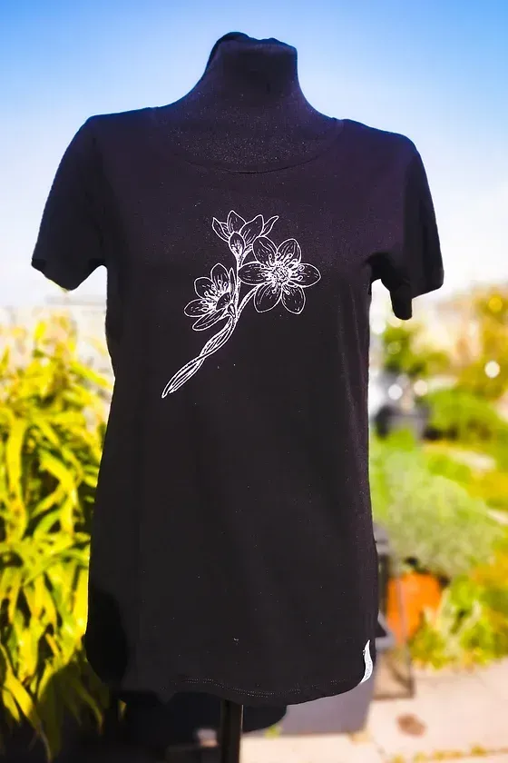Ein schwarzes Hemd mit einer Blume darauf