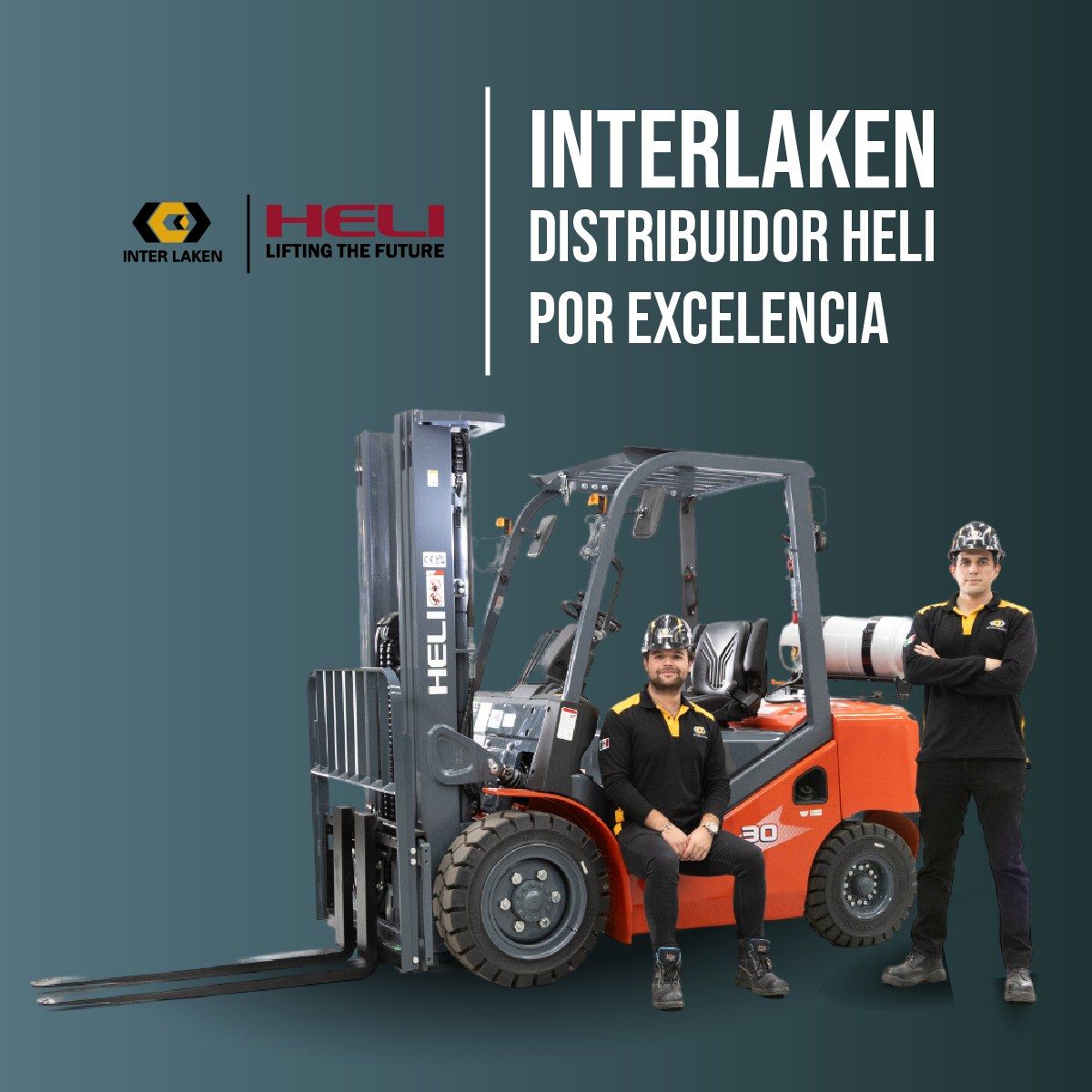 Dos hombres están de pie junto a una carretilla elevadora que dice Interlaken