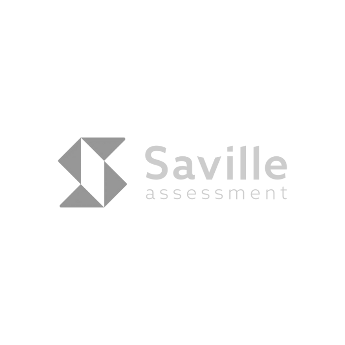 Un logo noir et blanc pour l'évaluation de Saville sur fond blanc.