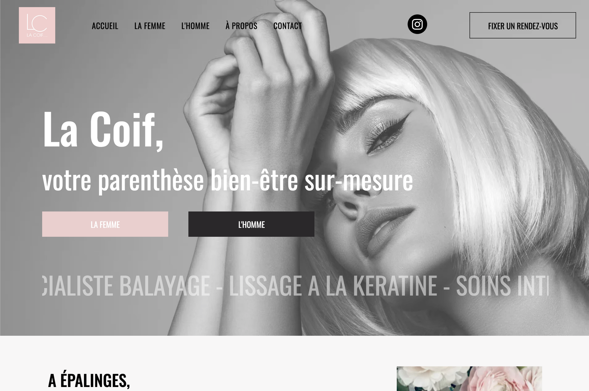 Une femme aux cheveux blonds est sur la page d'accueil d'un site Web.