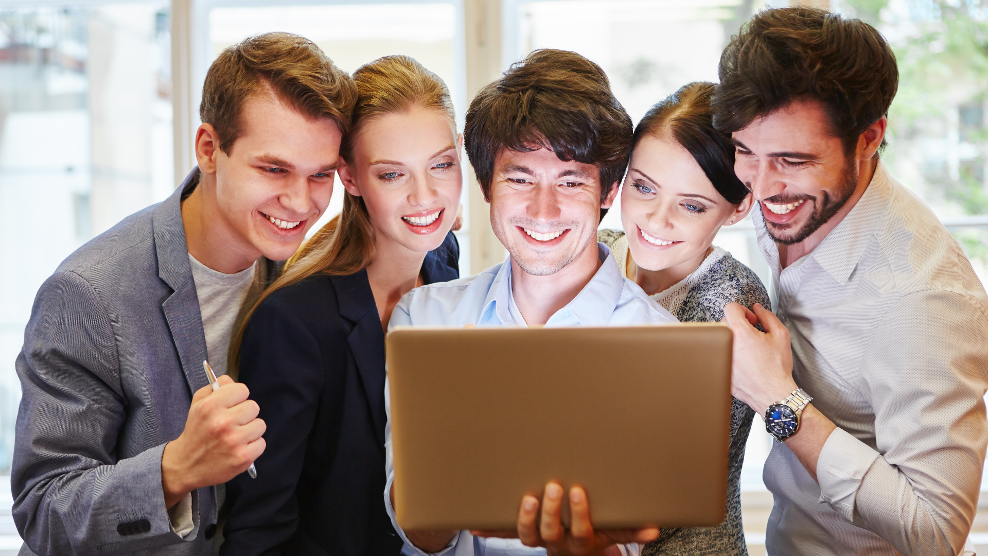 Un groupe de jeunes regardent un ordinateur portable.