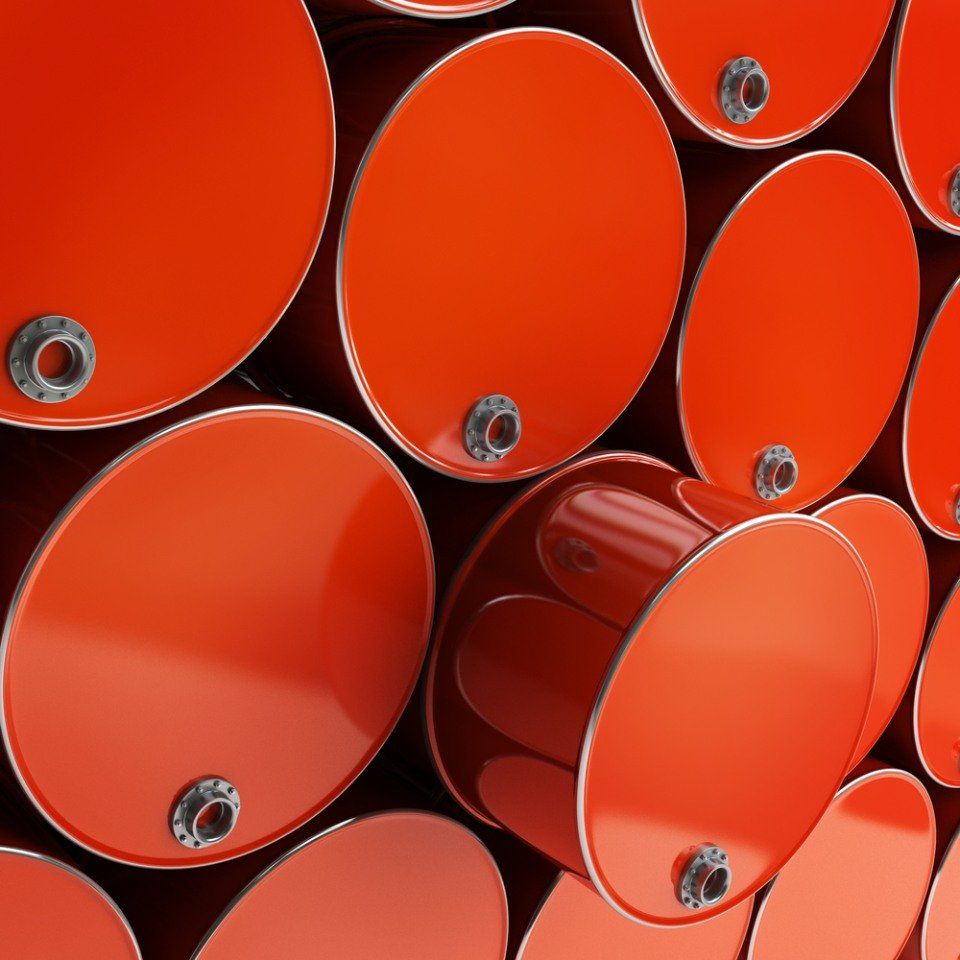 magazzino con barili di petrolio