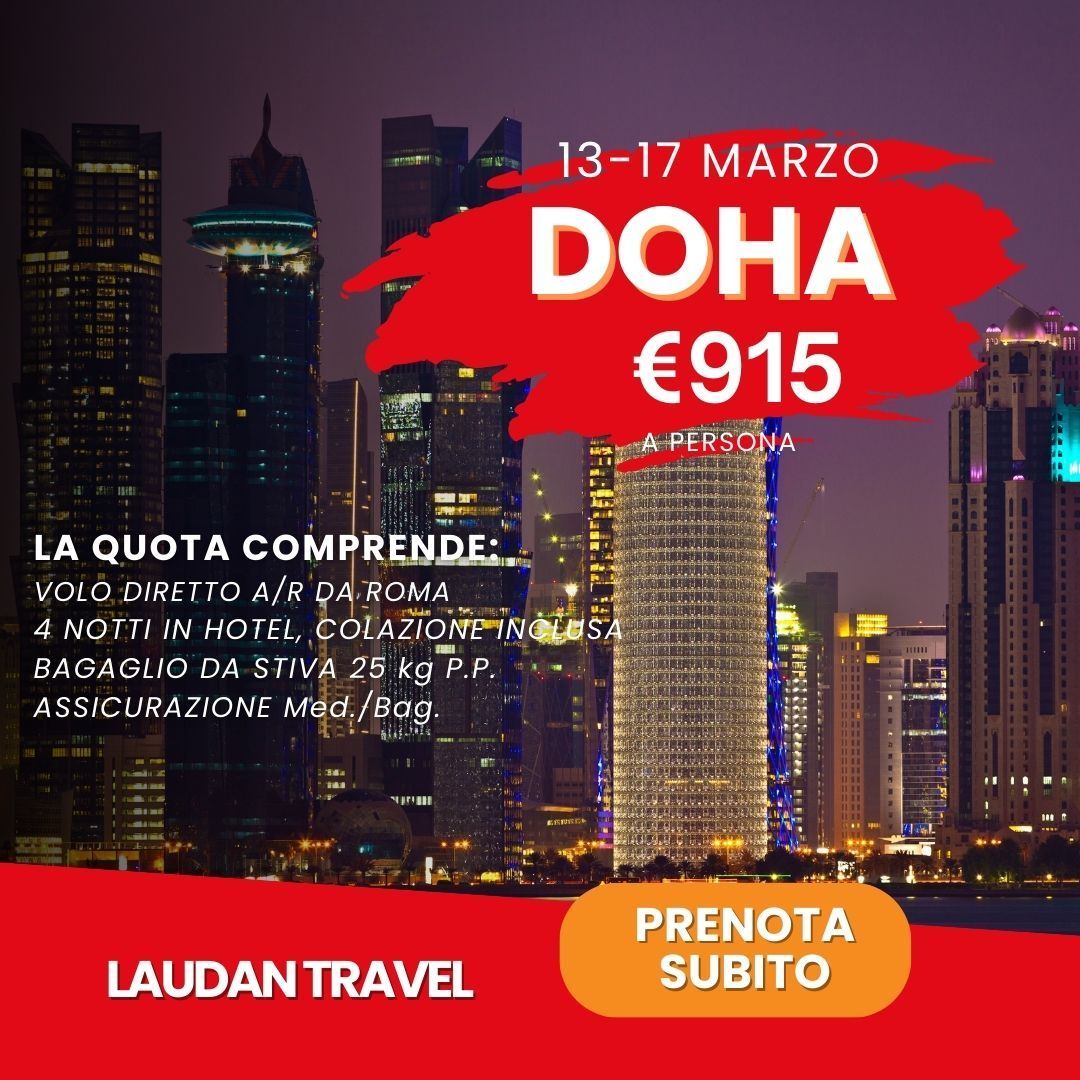 Promozione di viaggio per Doha: volo diretto, hotel e bagaglio. Design rosso e arancione con paesaggio urbano notturno.
