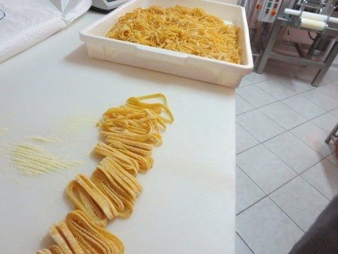 Preparazione di tagliolini all'uovo