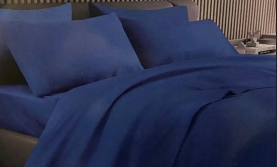 Sábanas y fundas de almohada de color azul sobre una cama.