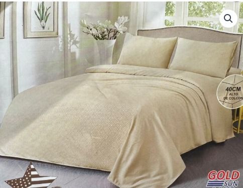 Sábanas de color azul marino sobre una cama en una habitación con una ventana y un cuadro en la pared.