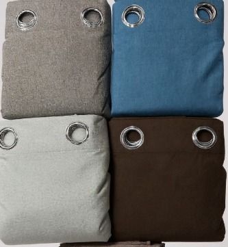 Cuatro cortinas de tela plegadas, de color gris, azul, gris claro y marrón, con ojales plateados.