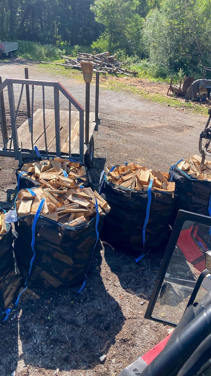 Per terra c'è un mucchio di sacchi di legna.