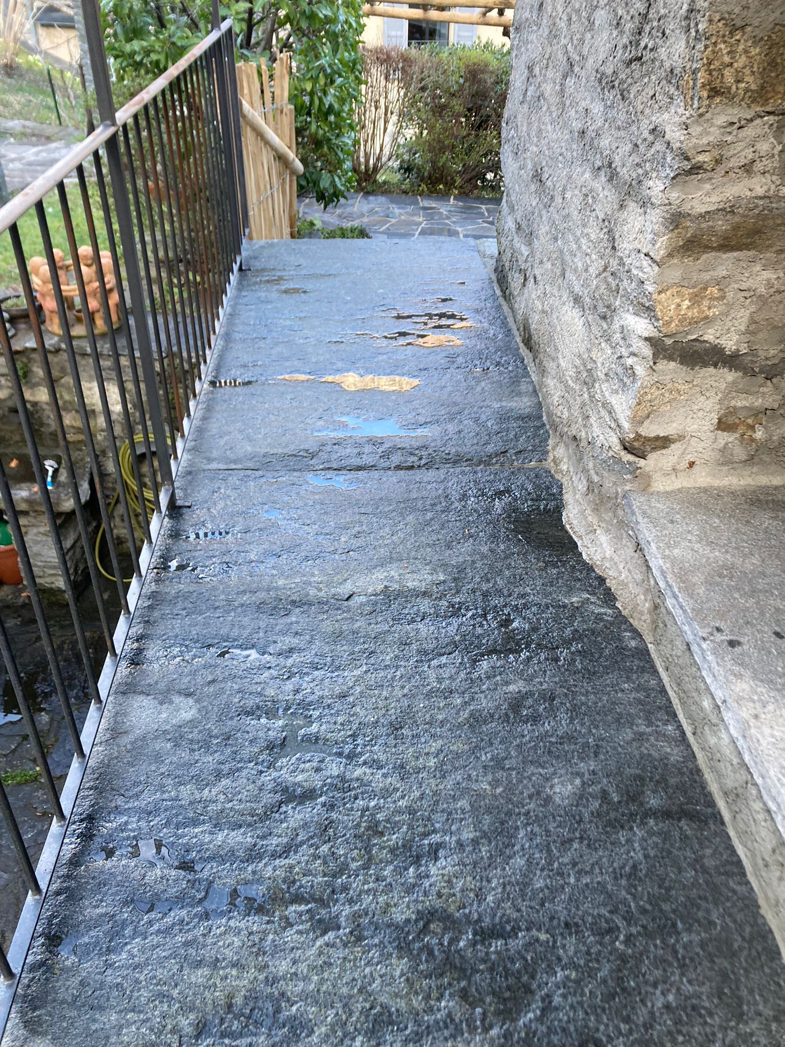 Una serie di scale che portano ad un muro di pietra.