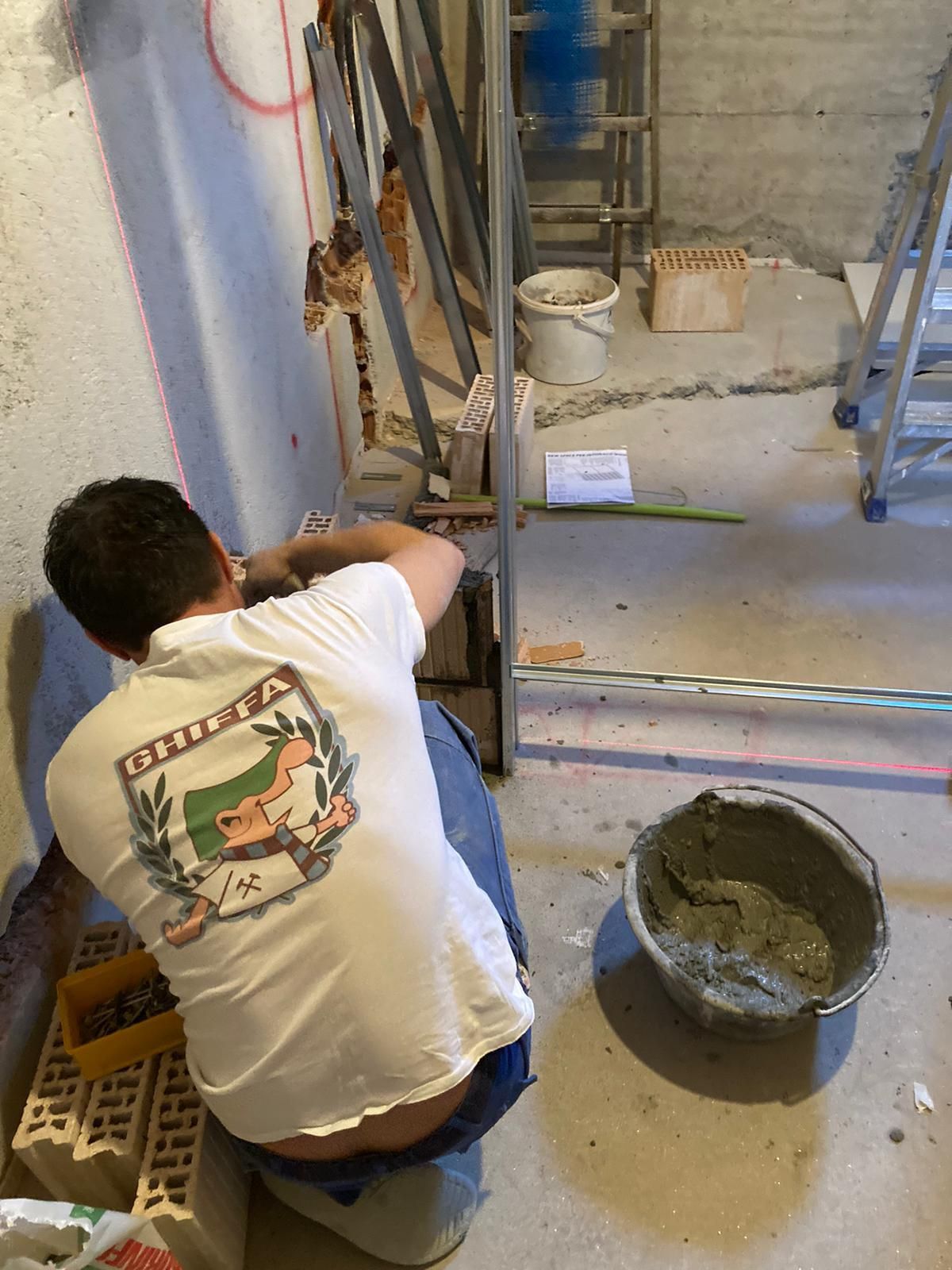 Un uomo che indossa una maglietta con la scritta croazia è in ginocchio