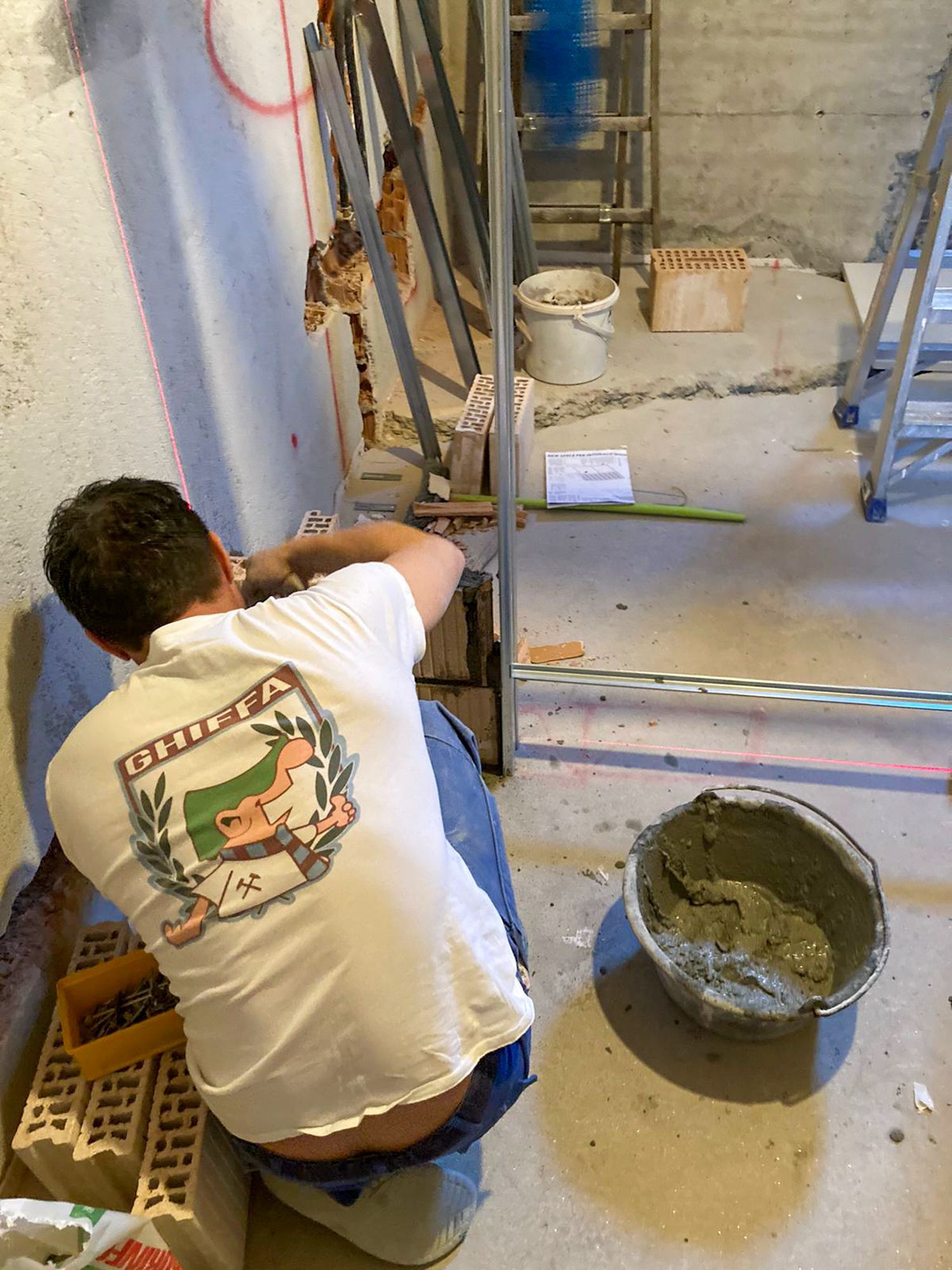 Un uomo che indossa una camicia bianca con la parola croazia sul retro