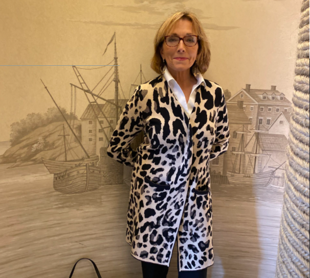 Standing woman — West Berlin, NJ — Lisa Frattali Holistic Business Coaching