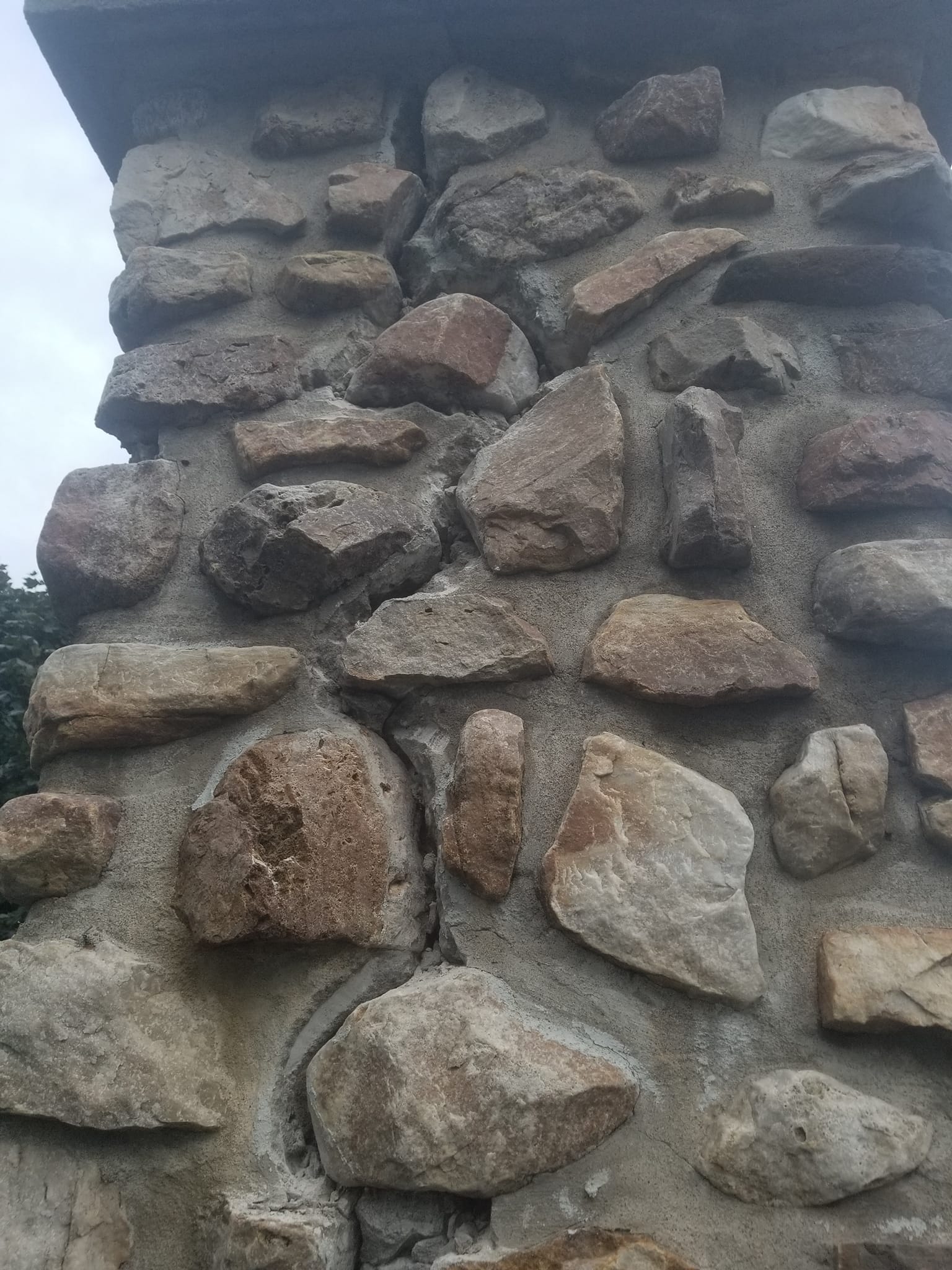 Un mur de pierre avec beaucoup de rochers dessus.