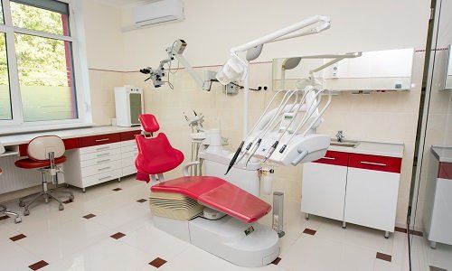 studio con moderni riuniti, sedie, attrezzature, strumenti e microscopio utilizzato dai dentisti