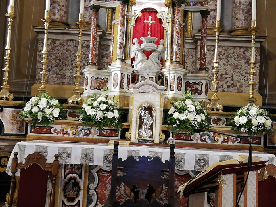 allestimento floreale in chiesa per matrimonio