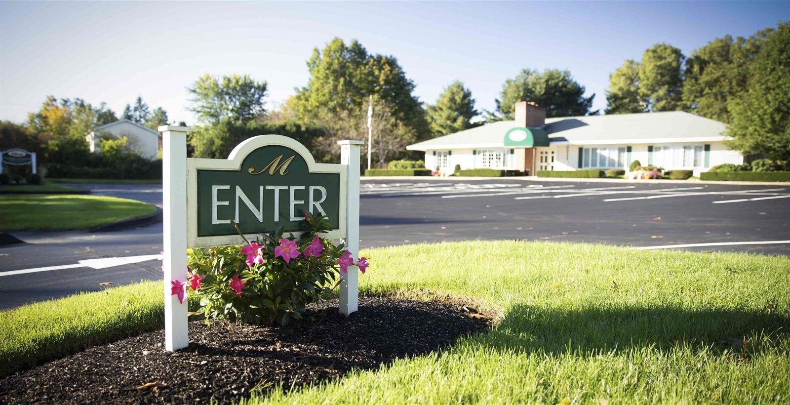A sign that says enter in front of a house