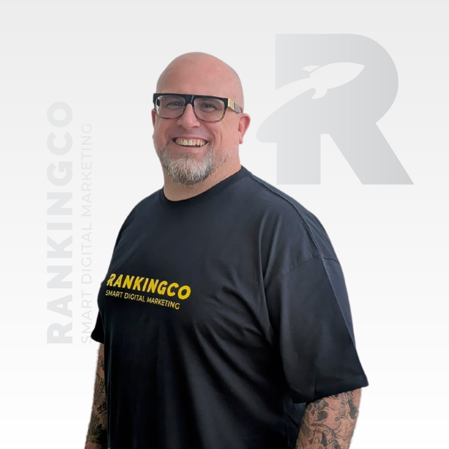 A man wearing a black shirt that says rankingco