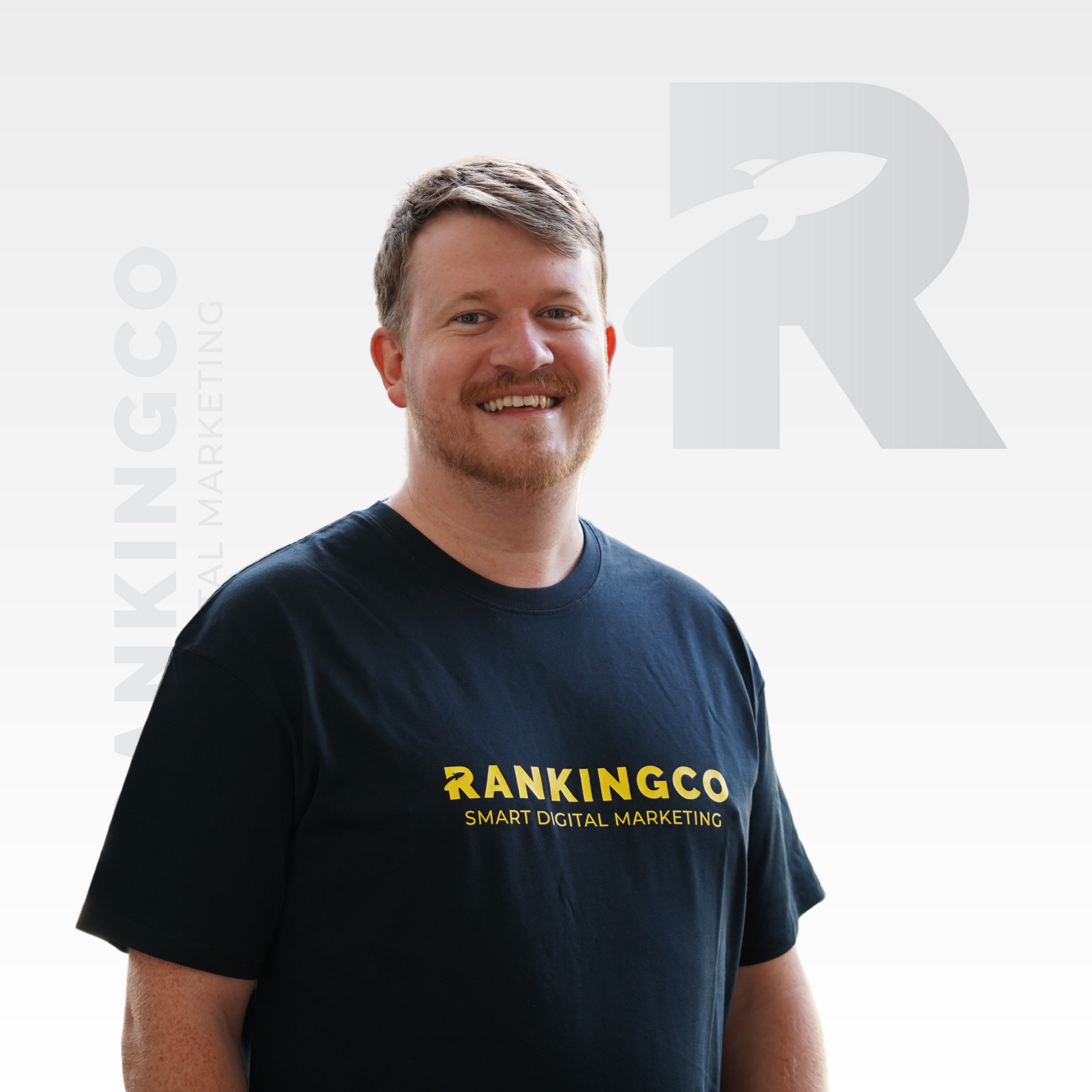 A man wearing a black shirt that says rankingco