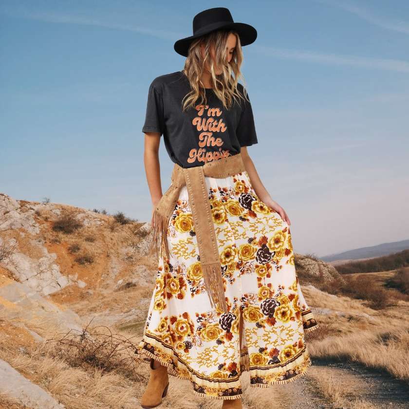 A woman wearing a t-shirt that says i 'm with the stars