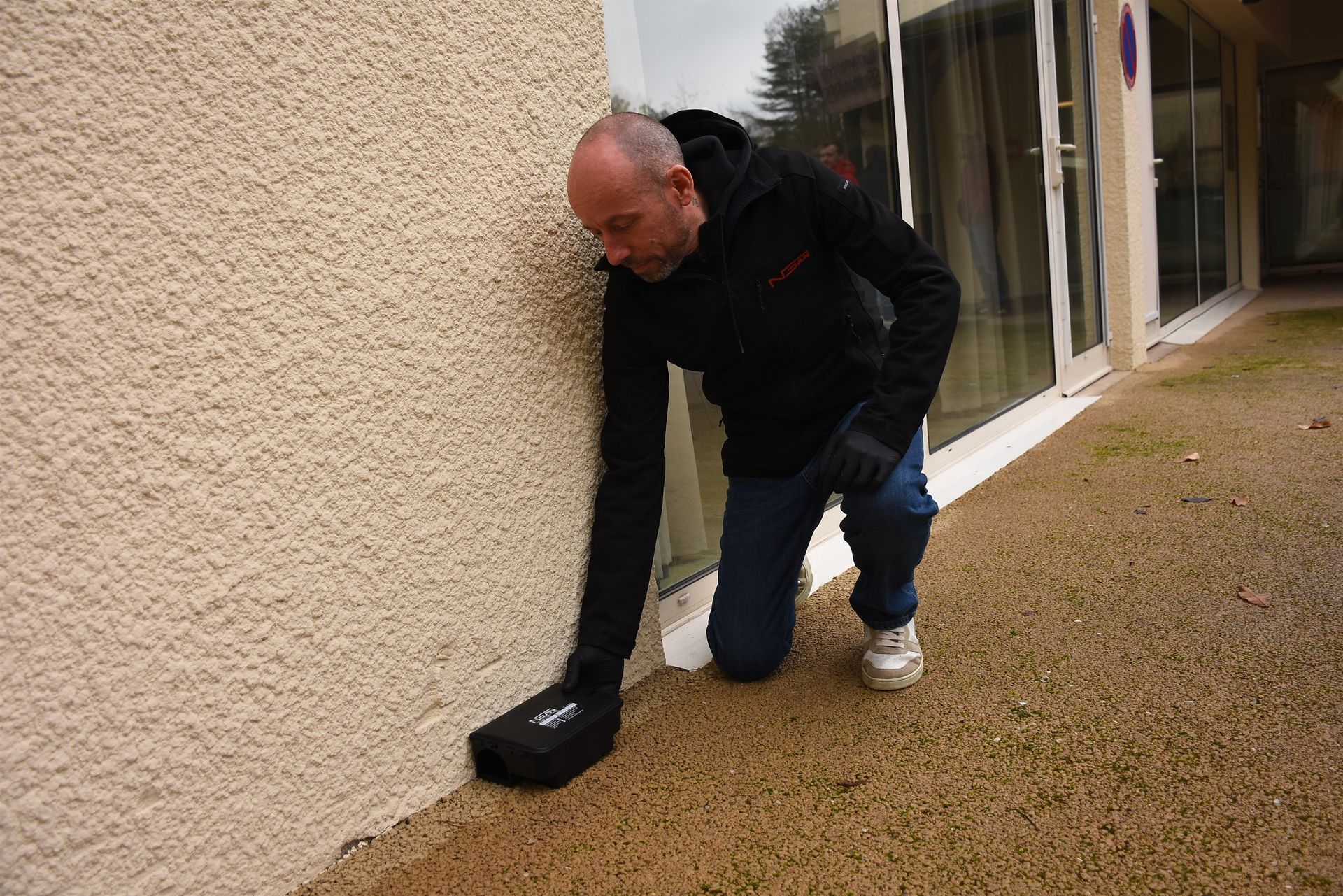 Un technicien met en place un plan de lutte raisonné contre les rongeurs