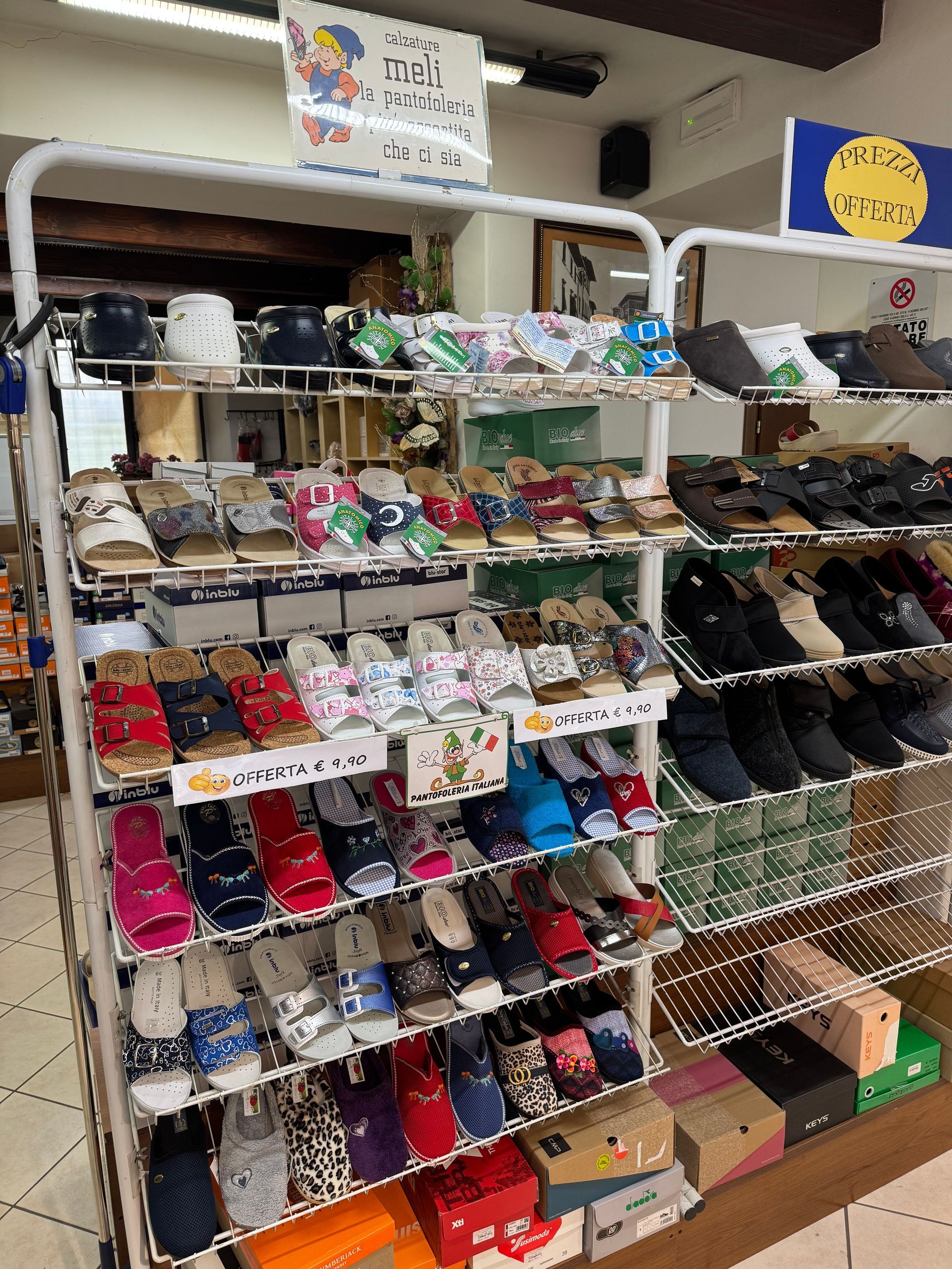 selezione di scarpe in negozio 5