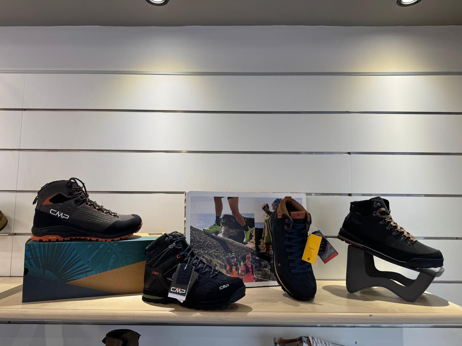 selezione di scarpe in negozio 1